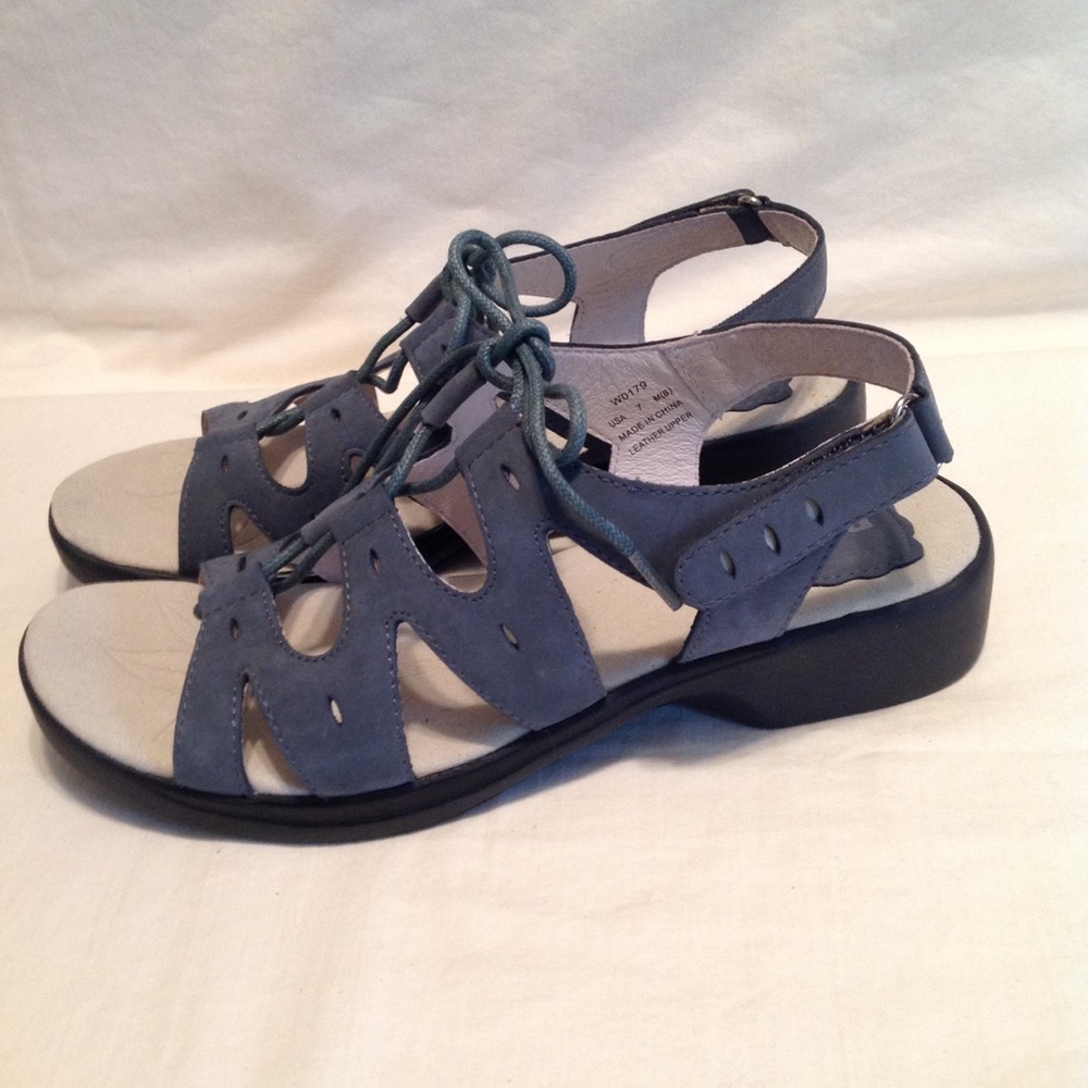 Propet women's casual leather sandal. NWOB